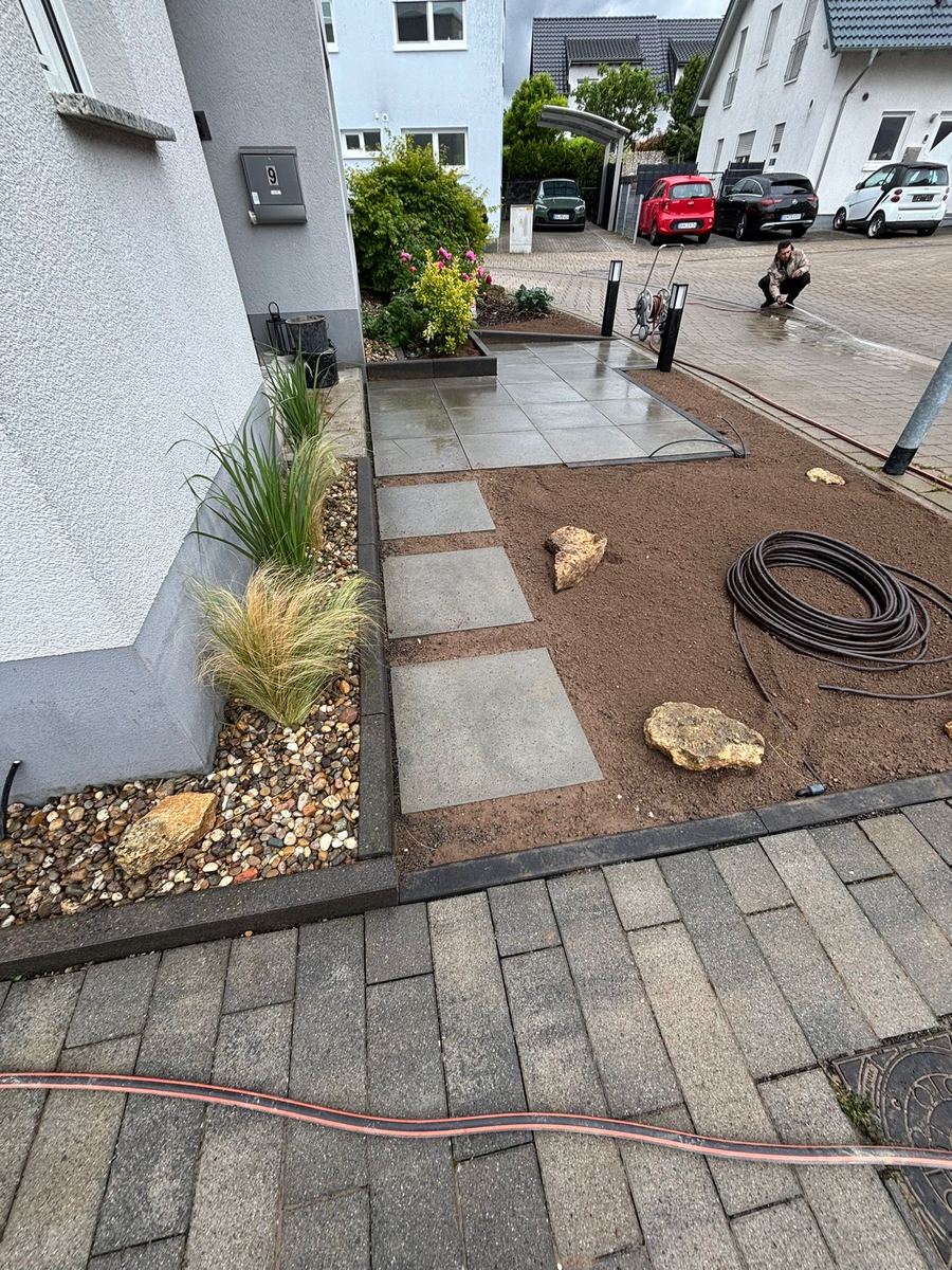 Gartengestaltung mit Bepflanzung und Trittplatten