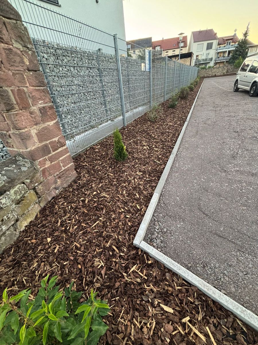 Gabionenzaun mit angelegtem Mulchbeet